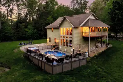 Image de Cove Creek Cabin ~ HeatedPool ~ Theater ~ Sauna ~ 2xGameRoom ~ FirePit ~ Fishing