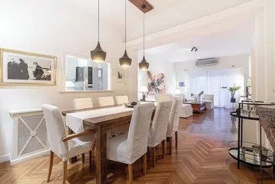 Image de Spacious and bright apartment in a prime location, perfect for a comfortable stay.