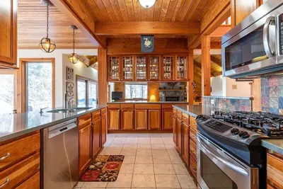 Image de 4br / 3ba Smart Home w/ Hot Tub, Mountain View Ski Chalet 3 minutes to Stratton