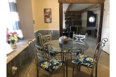 Image de River Views from Every Room! Clean Fun, Secluded, but close to town. Pool table