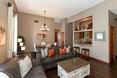 Image de Downtown Cleveland 2br | Walk to Browns, Cavs, Rock Hall & Casino