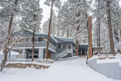 Image de Tall pines cabin with chimney at \"Upper Canyon\"