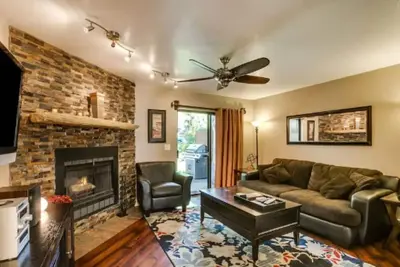 Image de Stunning, Remodeled, 3-bdrm, 3-bath Townhouse!