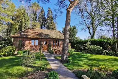 Image de Wyndthorpe Cottage is a bright, single-storey, modern retreat