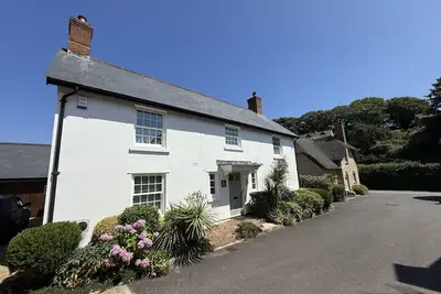 Image de The White House -Bright and spacious property located in an Aonb