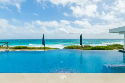 Image de Brand New 12 Suite Villa  directly on the waters edge of the Caribbean Sea