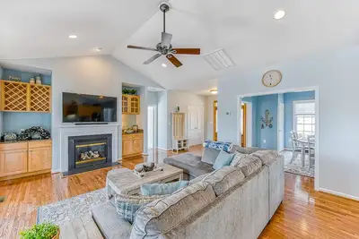 Image de Dog-Friendly, Lakefront Home w/ Free WiFi, Game Room, Central A/C, & Boat Access