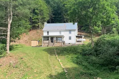 Image de Secluded mountain home; explorable acreage; free of noise and light pollution