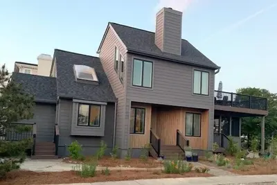 Image de Comfortable 4 bedroom, 3 bath home nestled behind established landscaping in Avalon s popular south end.