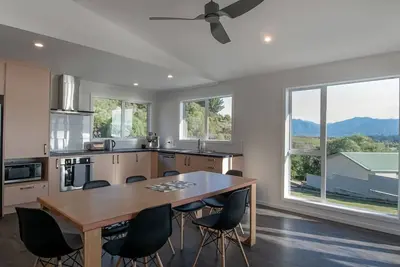 Image de Beautiful spacious home overlooking the ocean
