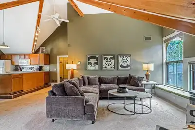 Image de High Above it All in the Park Ave Neighborhood: Rutgers House Loft