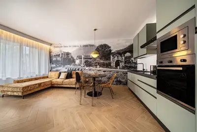 Image de goldfinger individual Apartment avec vue sur les montagnes, piscine, Wi-Fi, balcon et jardin