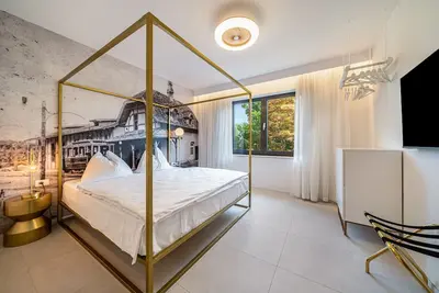 Image de Appartement \"Goldfinger Unique\" avec vue montagne, Wi-Fi et piscine partagée