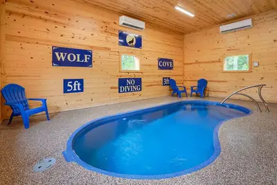 Image de Huge pet-friendly indoor pool lodge with private arcade, fenced yard, and pond!