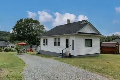 Image de Charming Bacova Village Cottage Near Lake Moomaw