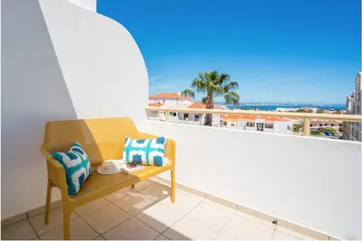 Image de Sunny Seaside Escape