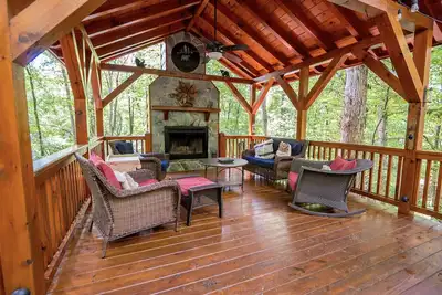 Image de The Blissful Bear Cabin \nCreekside treehouse w/fireplace\nSTR Host Lic #: 002252