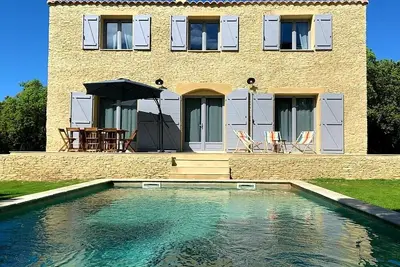 Image de Bastide provençale avec piscine privée chauffée
