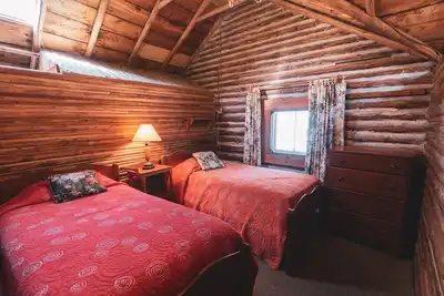 Image de Rustic 2br Cabin in Lakeside Resort w\/ Wood Burning Fireplace