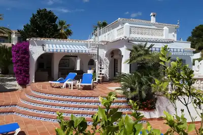 Image de Absolutely prime location - far reaching seaviews, 5 mn stroll to beaches & town