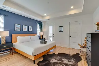 Image de Modern Townhouse: 3-Bed Haven, Vibrant Pink Door!