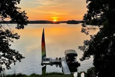 Image de Gorgeous sunrises will kick off your day at the lake