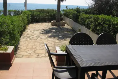 Image de Apartamento con patio grande y vistas magnĂficas (un minuto de la playa! )