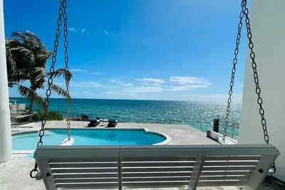 Image de Steps away from ocean views