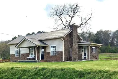 Image de Peaceful Brick Farmhouse Retreat