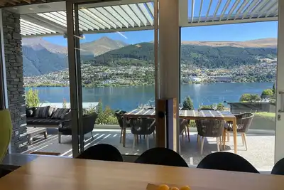Image de Kelvin Heights ultra modern luxurious house, exceptional lake and mountain views
