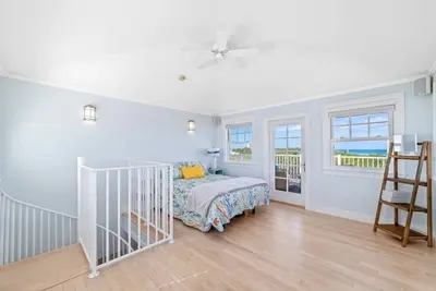 Image de Panoramic ocean views steps away from Juno Beach!