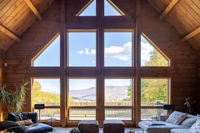 Image de Le Chalet: Modern Design, Mountain views, Chef's Kitchen, Sauna & Hot Tub