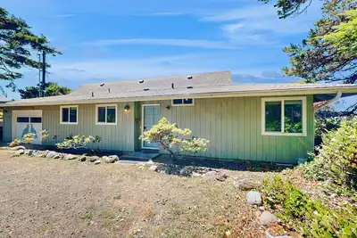 Image de Dog-Friendly Coastal Gem w/ Beach Access, Ocean Views, Private Hot Tub & More