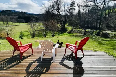 Image de Gîte, 4* avec chèvres et poules en plein nature.