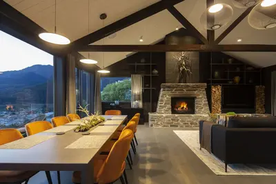 Image de Premium 6 bedroom Home Close to town