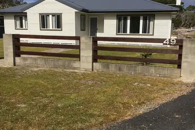 Image de Entire House 3 bedrooms, 5 minute walk to town centre and 1 minute to beach