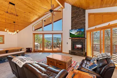 Image de A Heavenly View by Destination Big Bear : Million Dollar View in this Beautifully Remodeled Custom Home in North Shore!