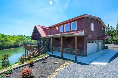 Image de Smoky Mountain Lake Retreat - Dip in Douglas Lake, Roast Marshmallows & Play Games