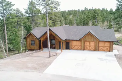 Image de Stunning 3700+ Sq. Ft Lodge w/ Firepit, Hot Tub, Large Garage - Paved!
