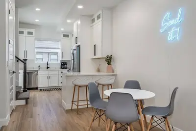 Image de Brand New Townhome in the heart of Eden! Free Wifi, Free Parking