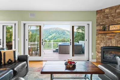 Image de Two minutes to Mount Snow! Spacious, beautiful home.
