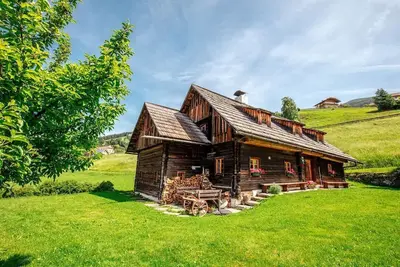 Image de Maison chargée d’histoire, idéale pour une pause créative