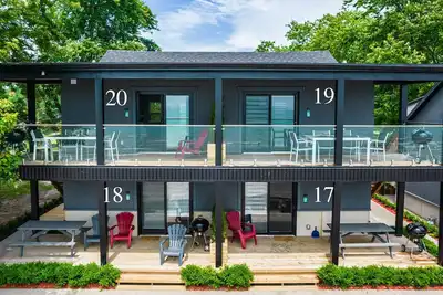 Image de Cottage 18: Lower-Level Beachfront Unit in 4-Plex