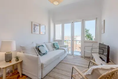 Image de Renovated Sunny Apartment with Balcony, by Timecooler