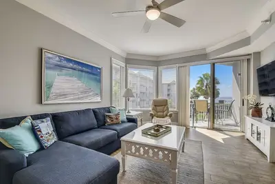 Image de 1302 SeaCrest ~ Updated 2 bedroom Oceanview villa- Just Steps from the Beach!