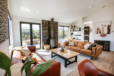 Image de Minaret Ridge | Holiday home close to the lake