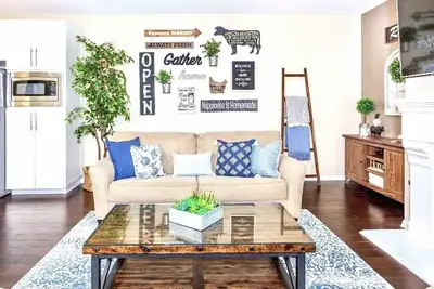 Image de Resort-style Luxury 3 Bed 3. 5 Bath Townhouse Disneyland Sanitized