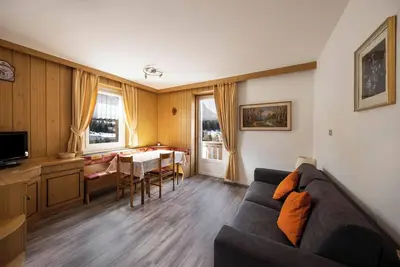 Image de Appartamento Primavera 1 avec vue sur les montagnes, Wi-Fi, balcon et jardin