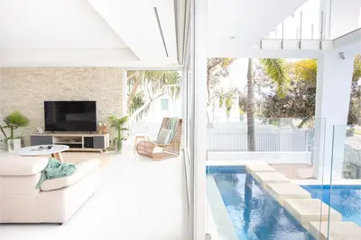 Paralian Beach House- 4Bed beachfront home with ocean views
