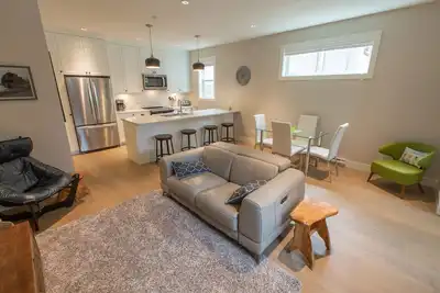 Image de Malaview Retreat-Beautiful Townhouse in Lovely Sidney By The Sea by Victoria Prime!